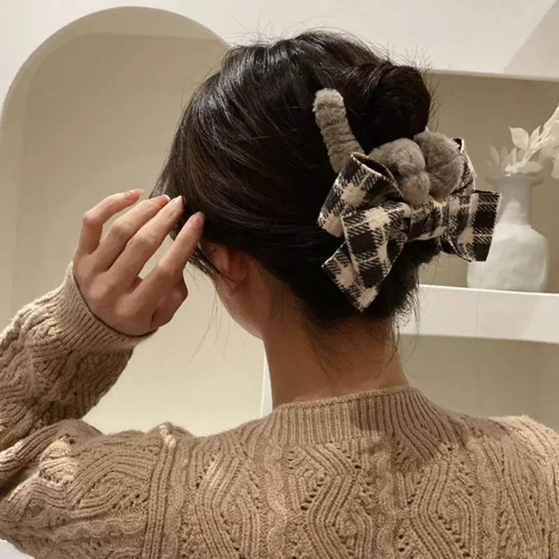 大きめリボンヘアクリップまとめ髪秋冬